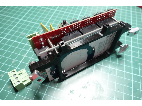 Image 2/2: Atornillamos el conjunto Arduino-RAMPS a la pieza de sujección con 3 tornillos M3 de 20mm
